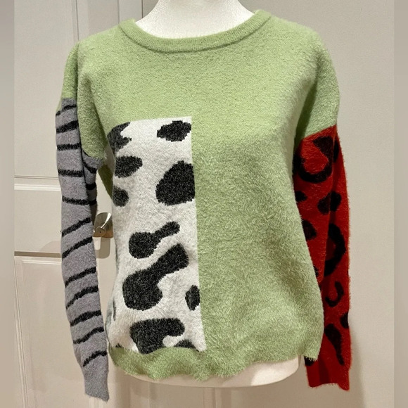 Women’s Multi Animal Print and Multicolor Fuzzy Sweater Size Medium - Picture 4 of 9